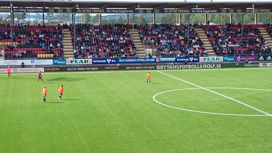 ÖFK vs Varbergs BOIS (4-1). Grytans Fotbollsgolf pryder arenans långsida :)